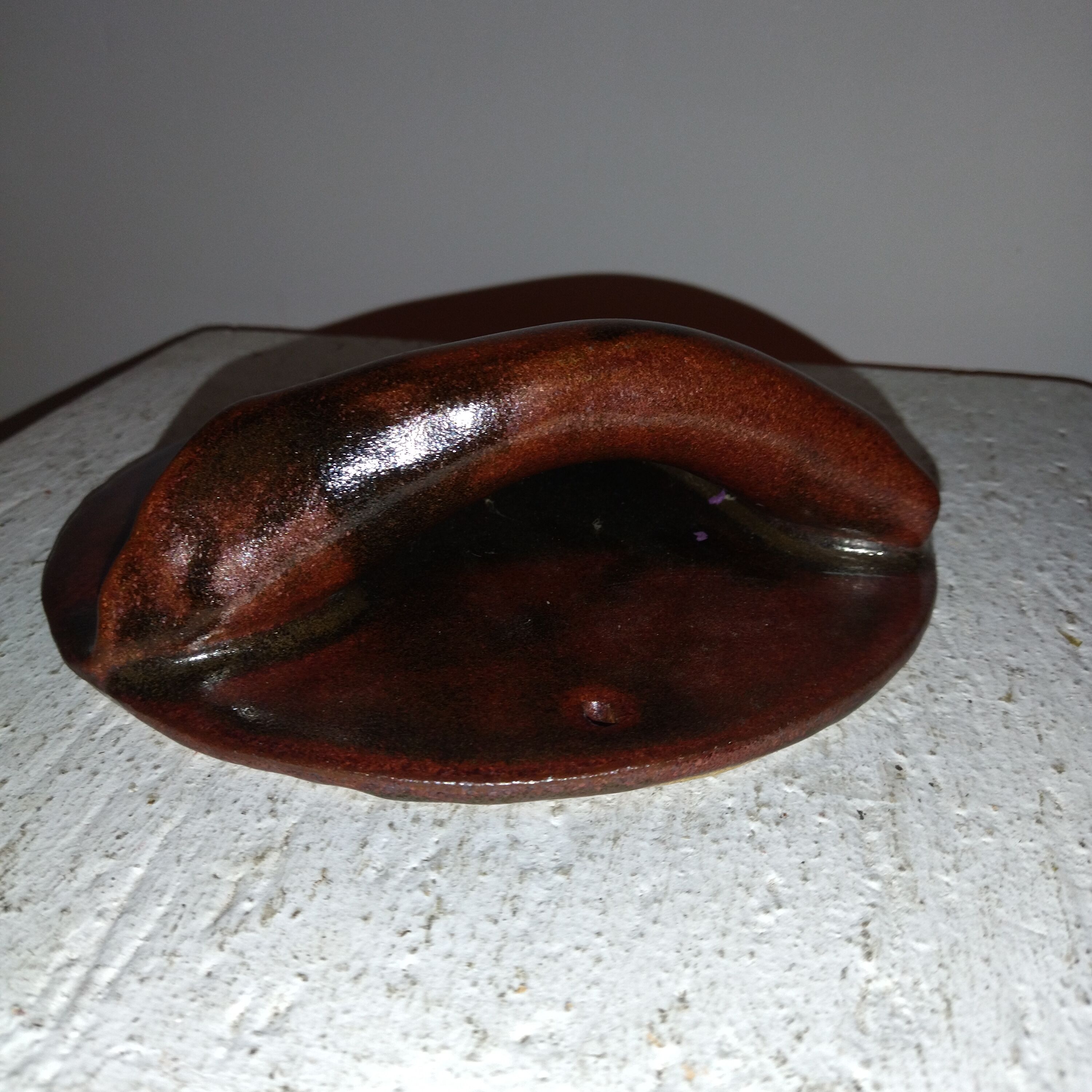 Bouquetière wall vase in enamelled sandstone