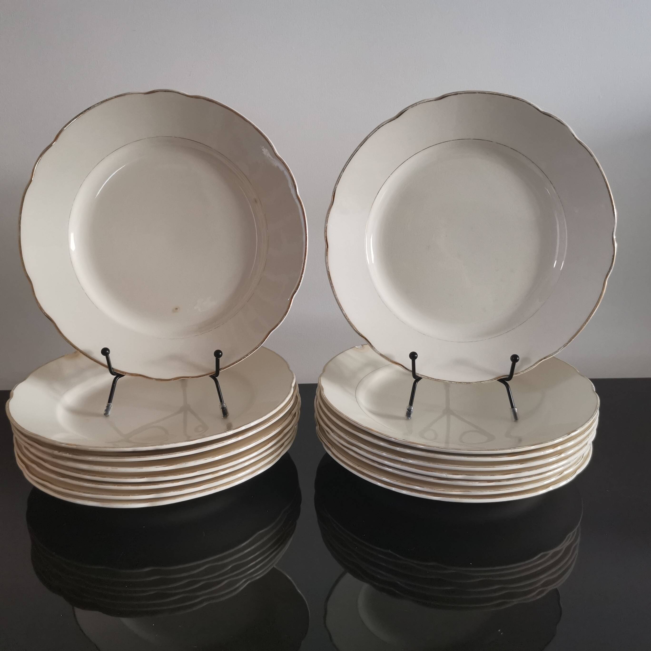 Set of 6 Villeroy and Boch flat plates in ivory color and gold edging