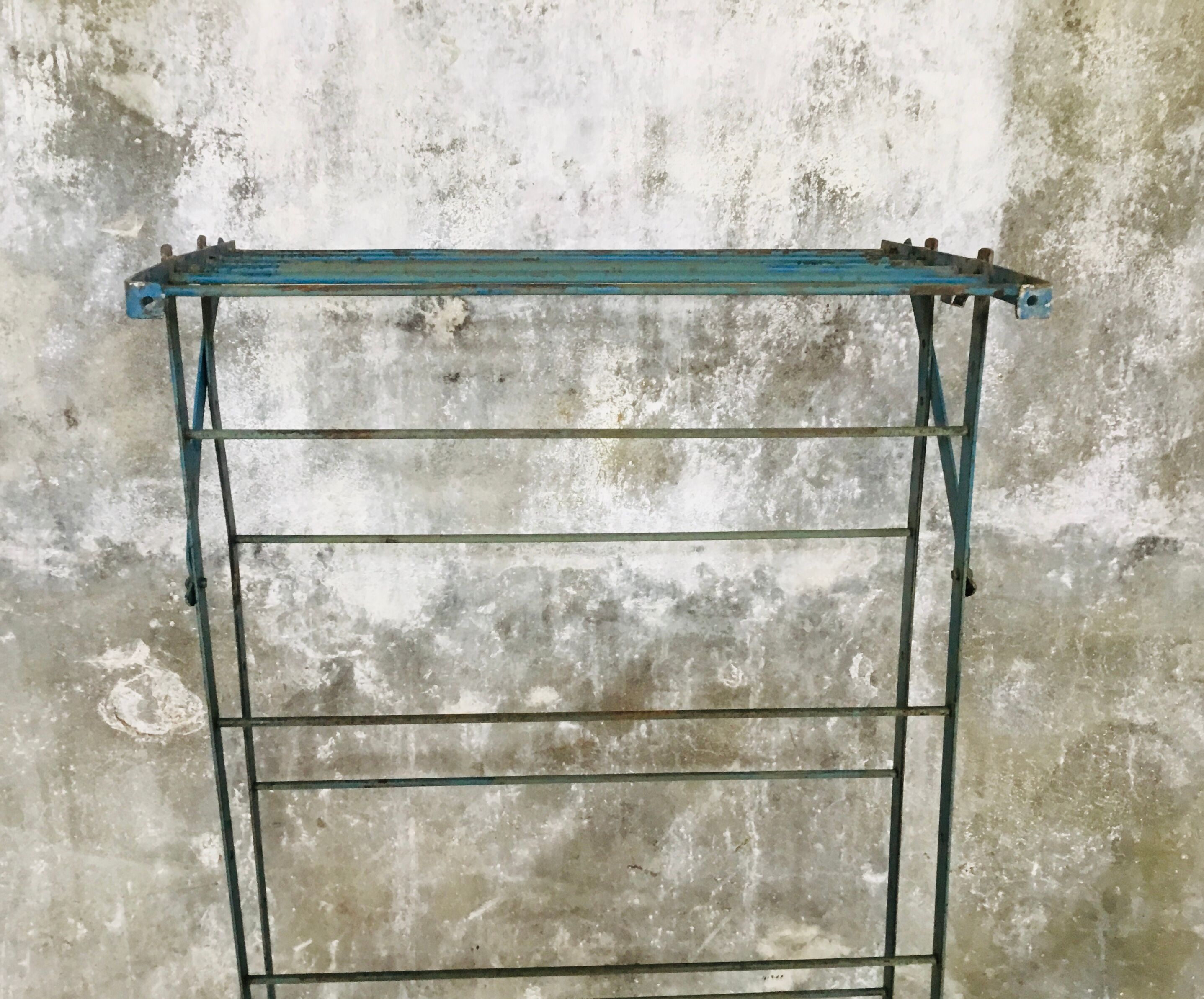 Rigid metal shoe shelf on legs - 1950