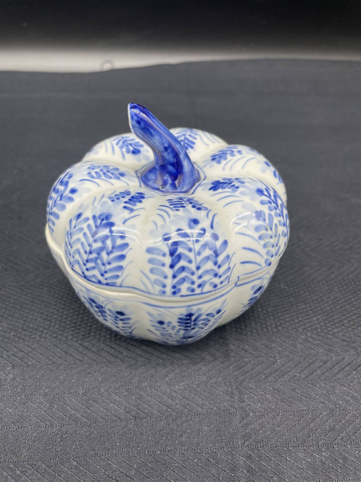 Chinese covered pot, box, jewelry box, pumpkin, white porcelain, China blue plant decor