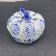 Chinese covered pot, box, jewelry box, pumpkin, white porcelain, China blue plant decor