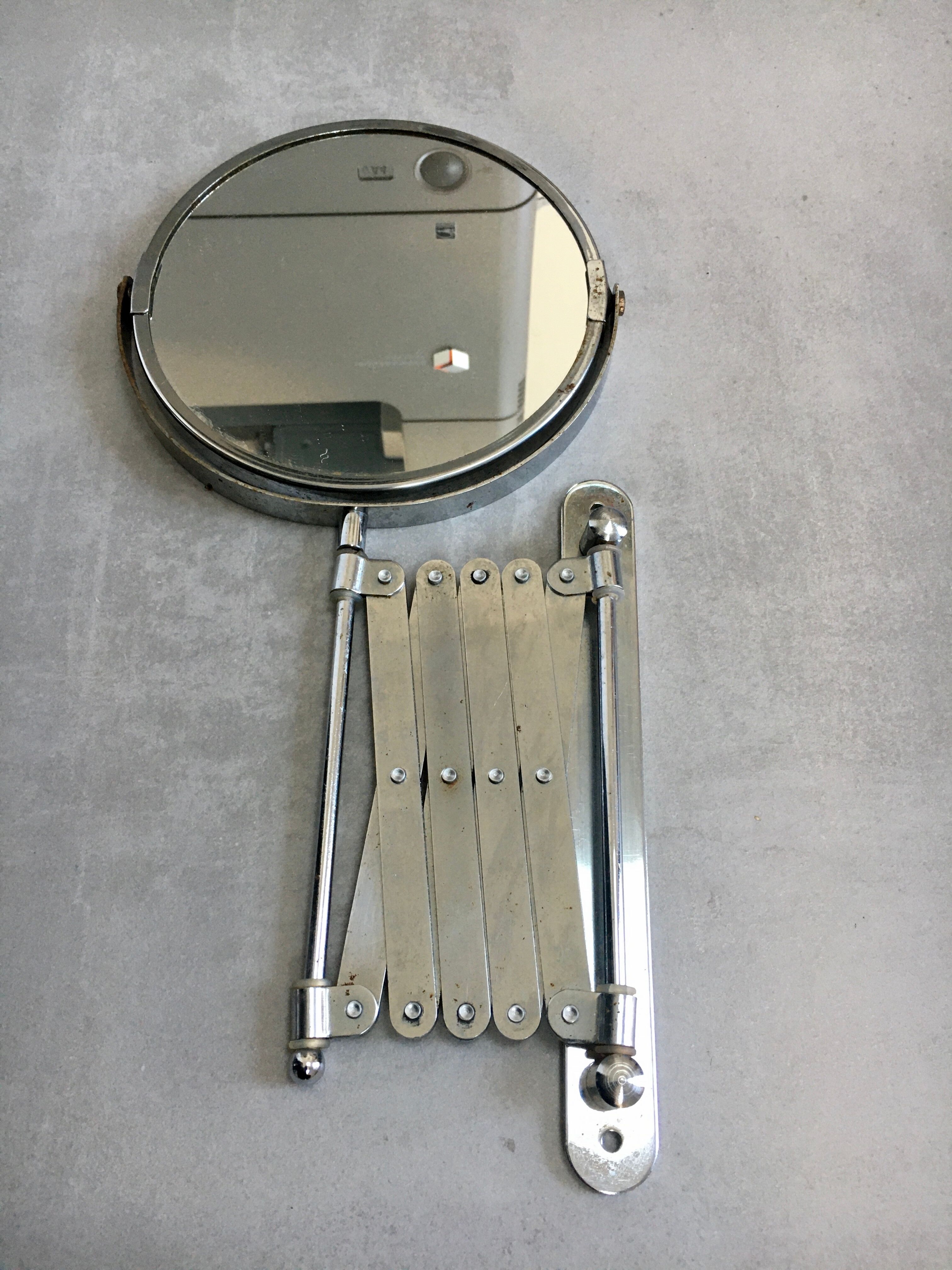 Round and articulated vintage mirror    38x33cm