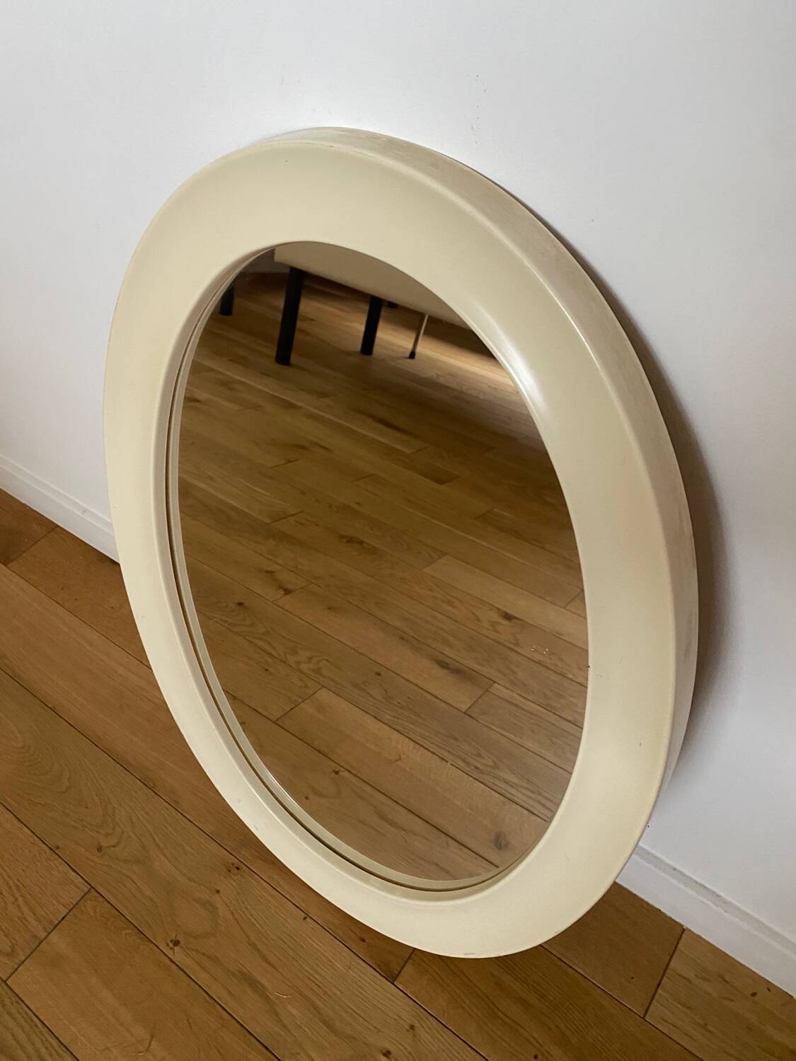 Oval cream plastic mirror