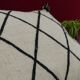 Coussin noir et blanc Kilim Beni Ouarain 50x55 cm en laine