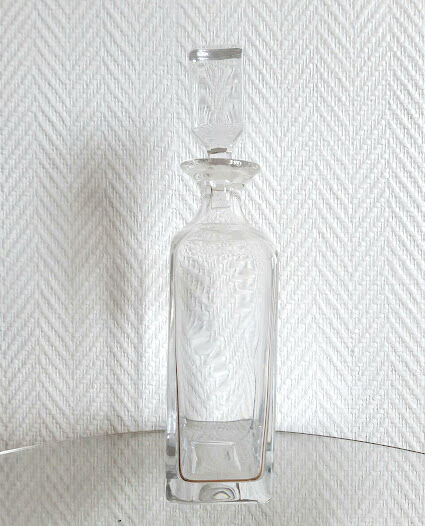 Whisky decanter with flat cap