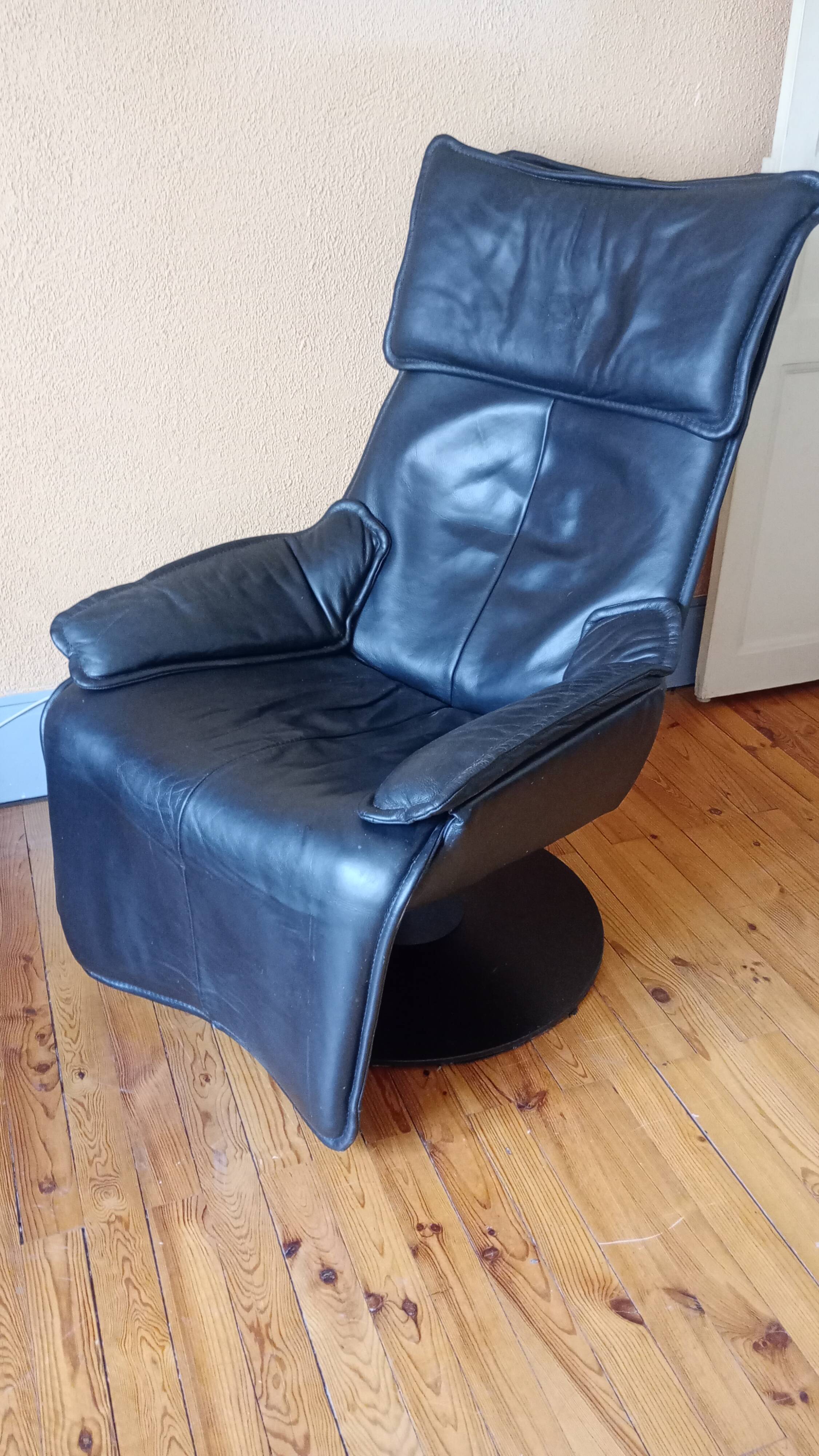 Armchair by designer Hjellegjerde. Contura Zero Gravity model for Modi.