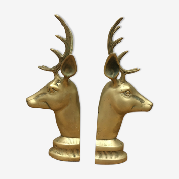 Paire de serre-livres en bronze à décor de têtes de cerfs