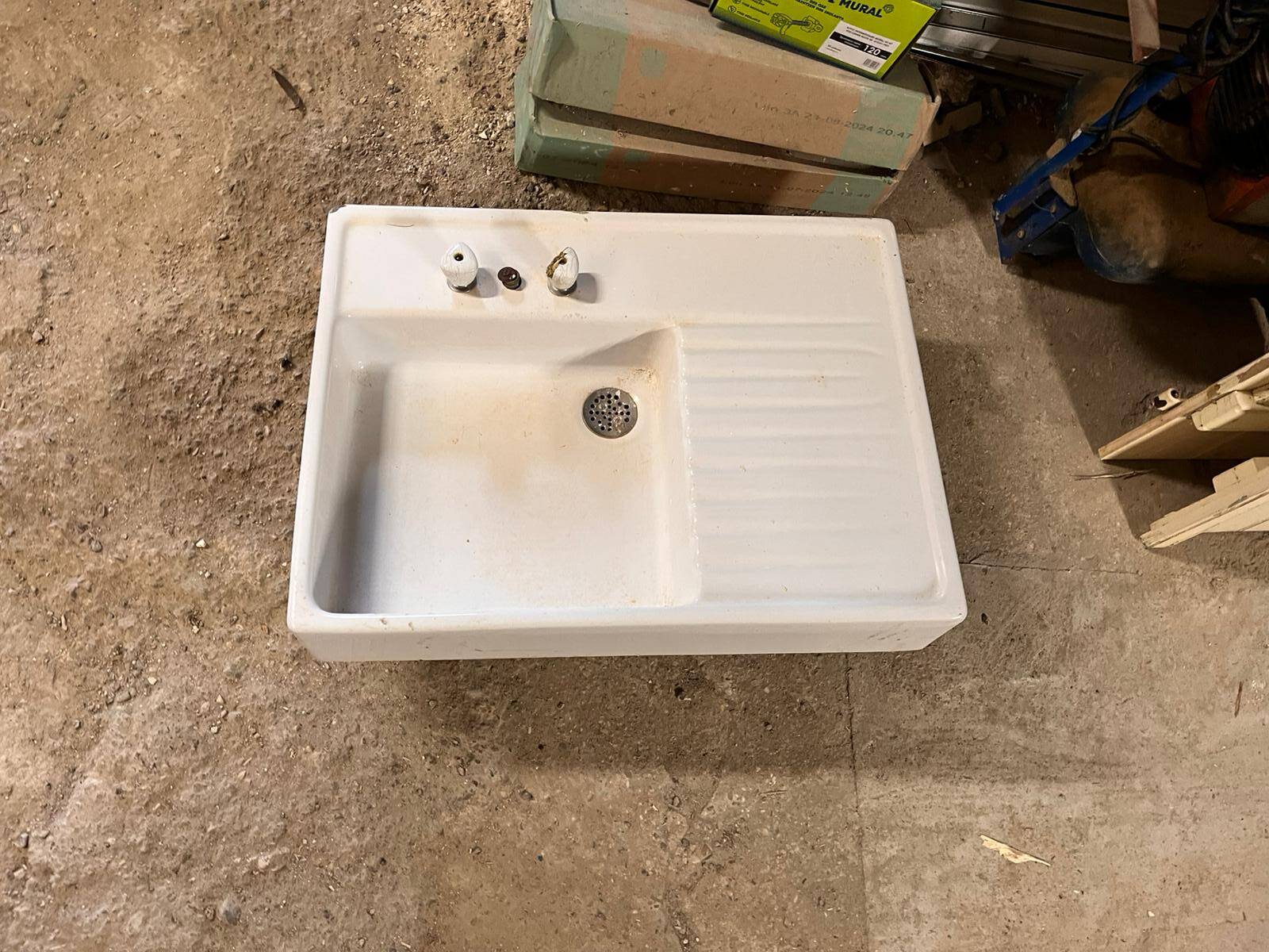 Ceramic sink with drainer