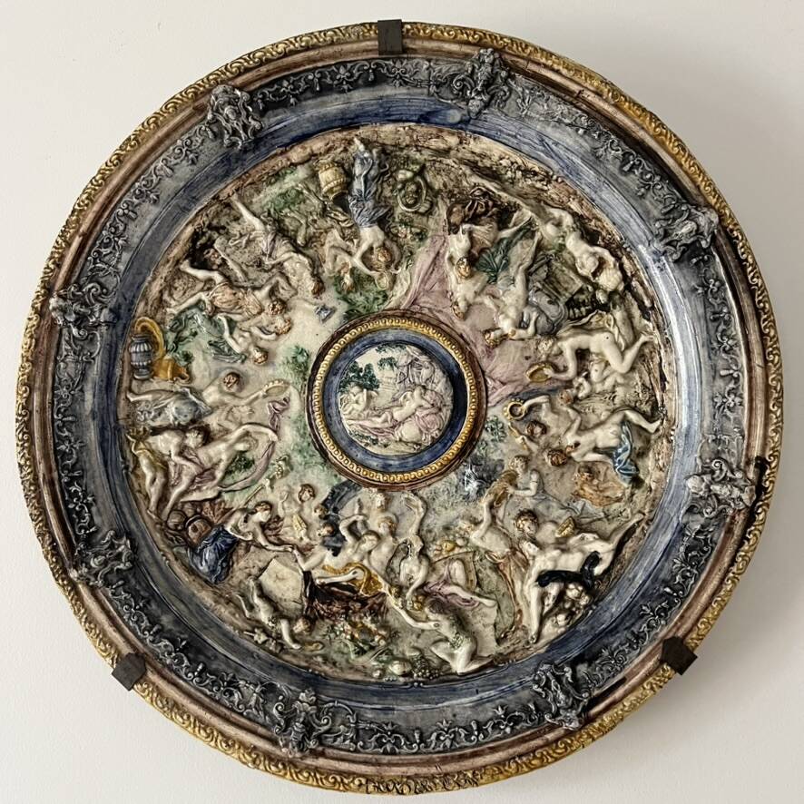 Assiette murale Bacchanale