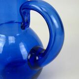 Pichet bleu en verre soufflé artisanal