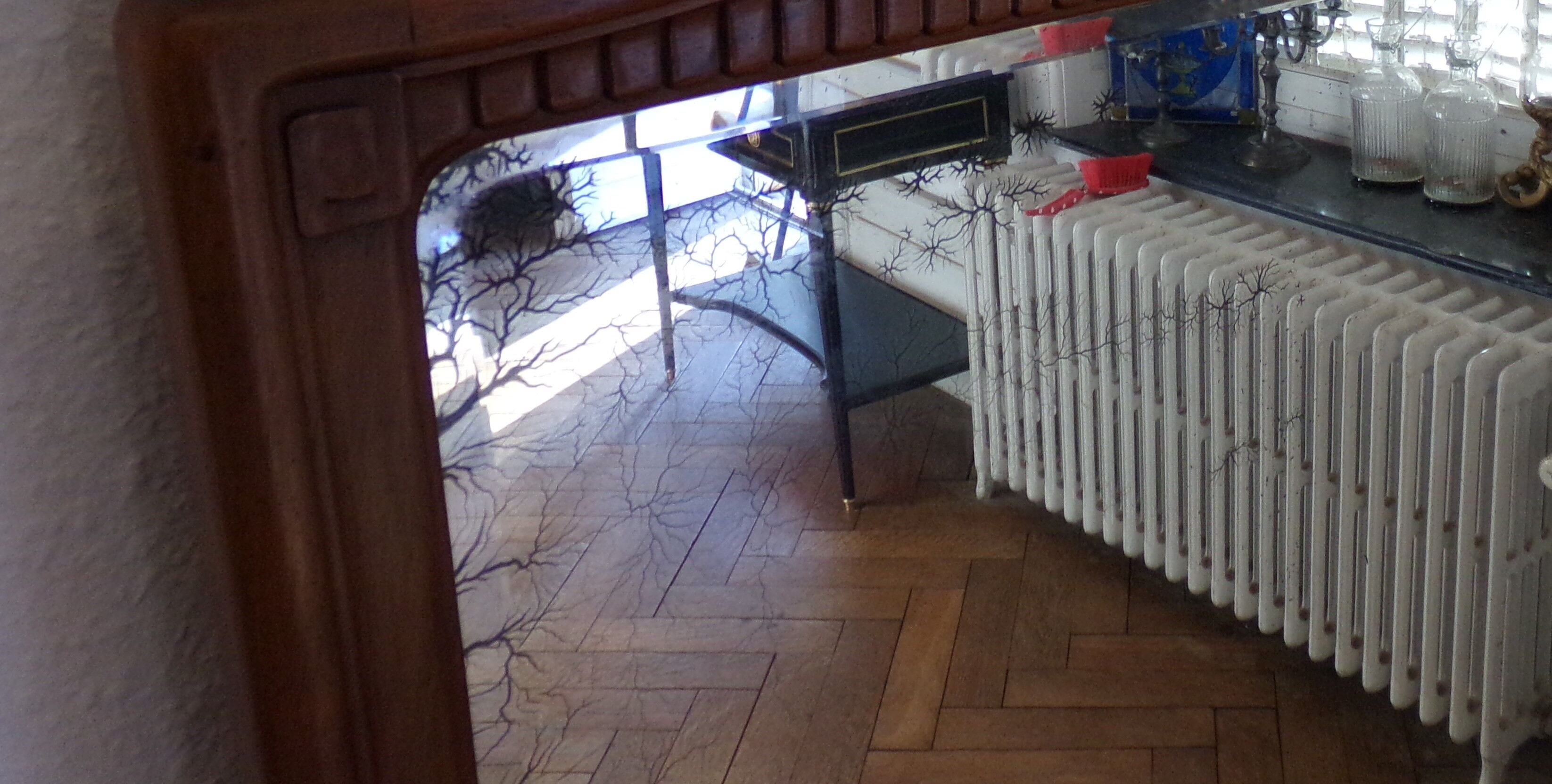 Large bevelled vintage mirror in carved walnut 110x146cm