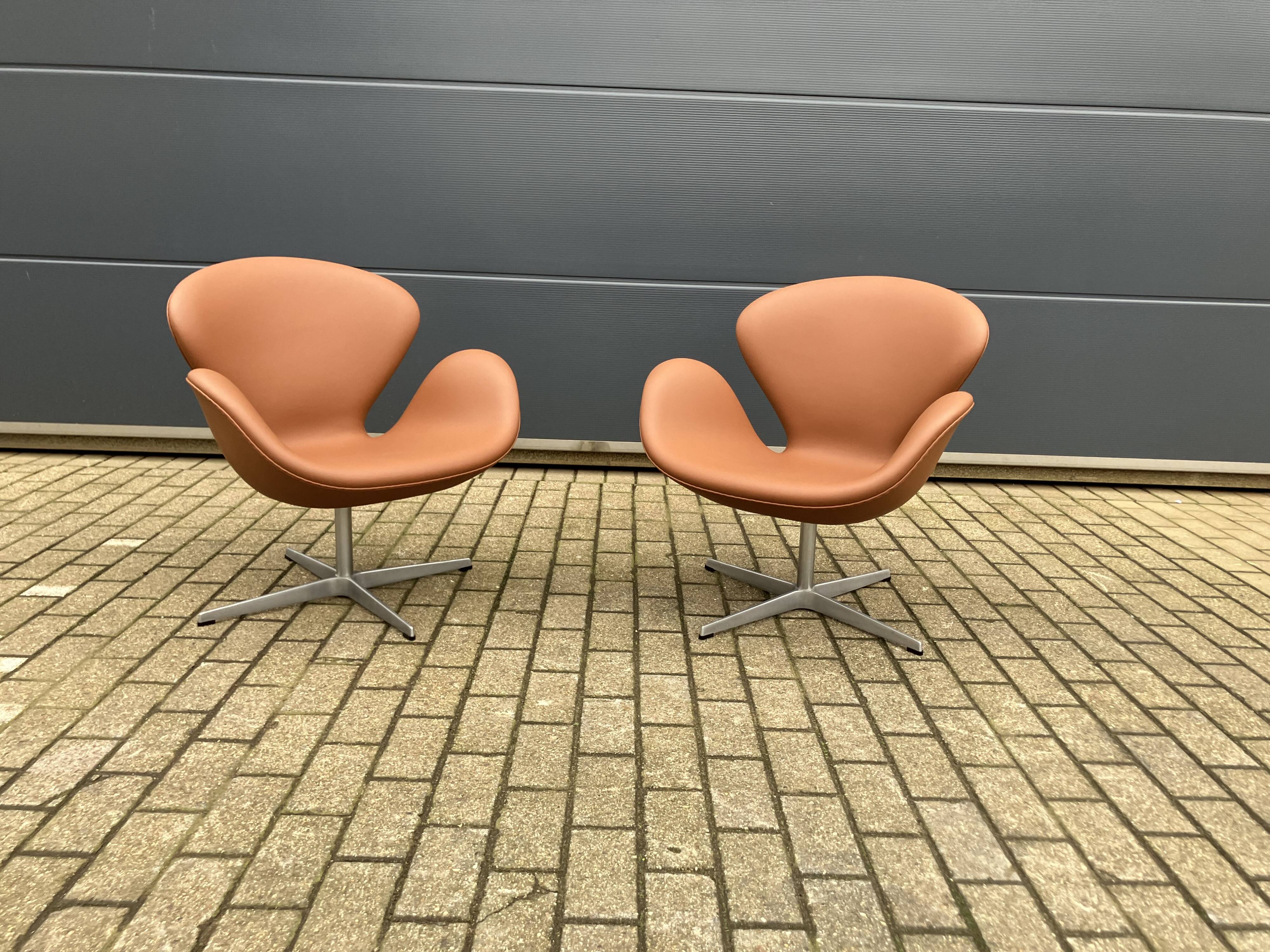 2x Fritz Hansen Swan chair by Arne Jacobsen, NEW condition!!