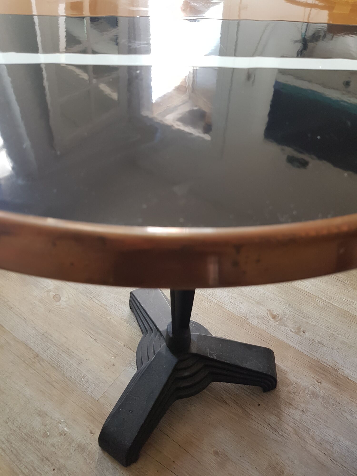 Table bistrot émaillée avec cerclage de cuivre et pieds en fonte