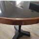 Table bistrot émaillée avec cerclage de cuivre et pieds en fonte