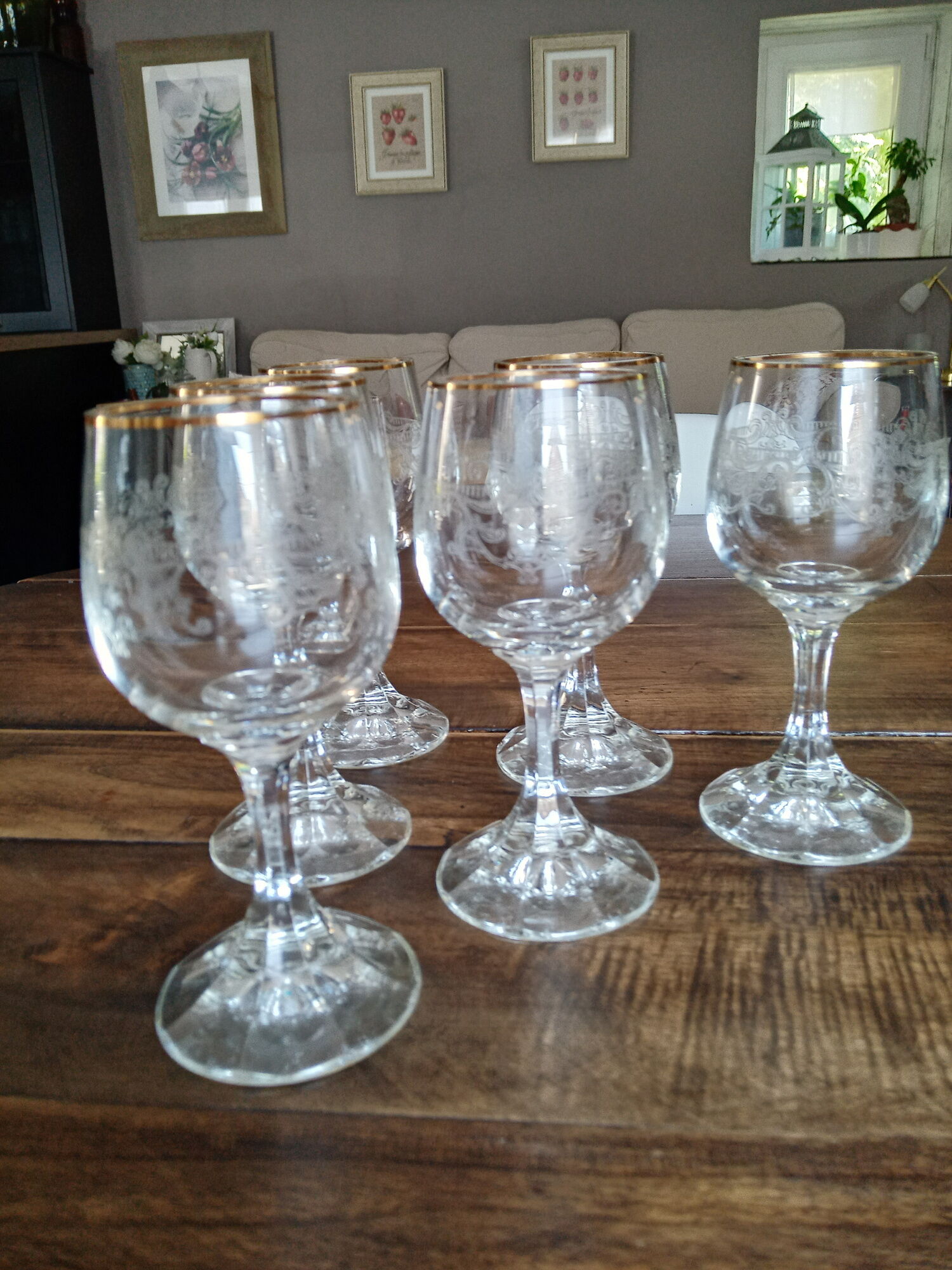 Set of 6 ancient white wine glasses in engraved crystal and gold border