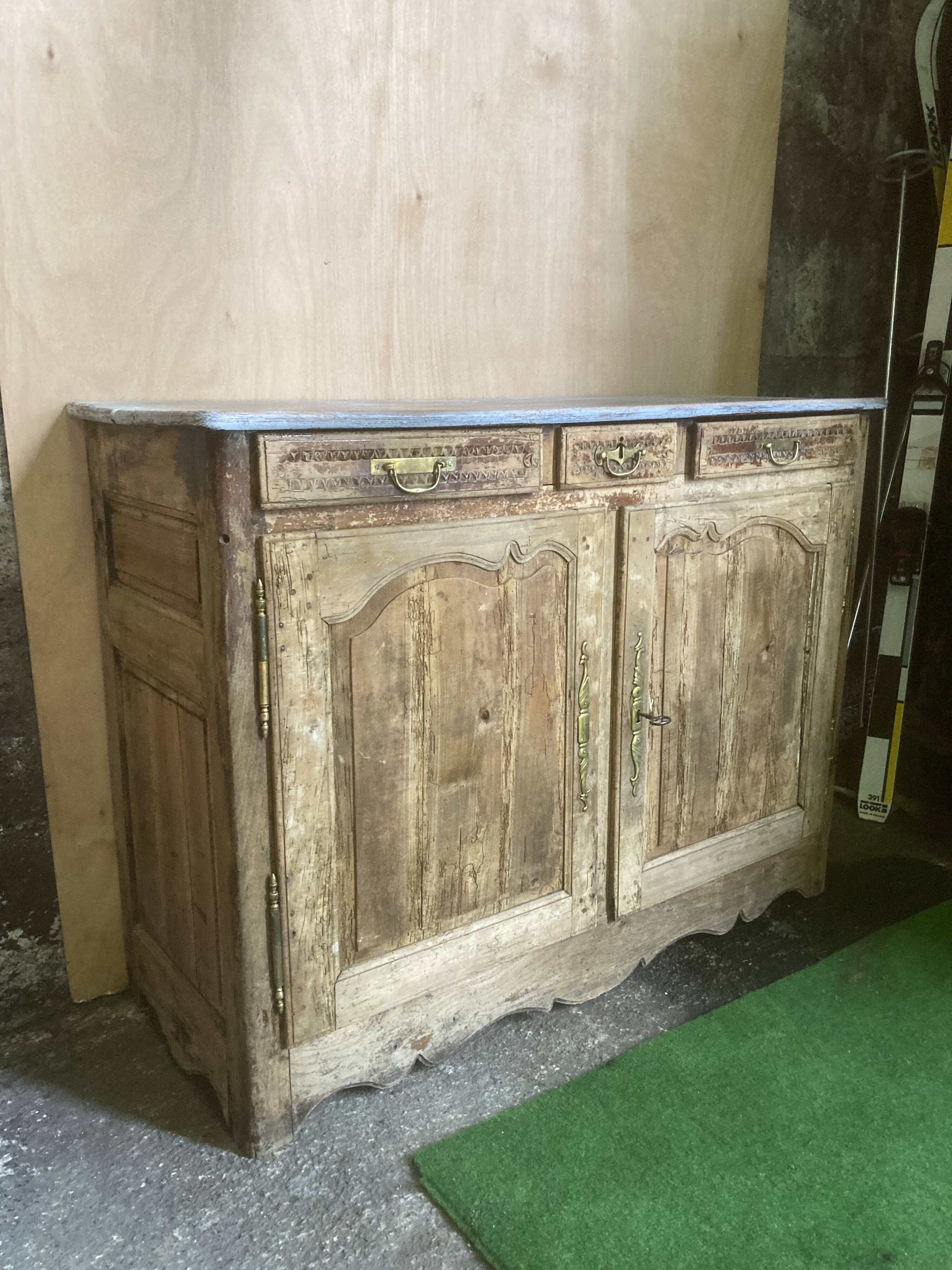 Buffet 18 th raw wood