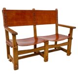 Banc de château brutaliste ancien fait main en chêne et cuir cognac, années 1920.