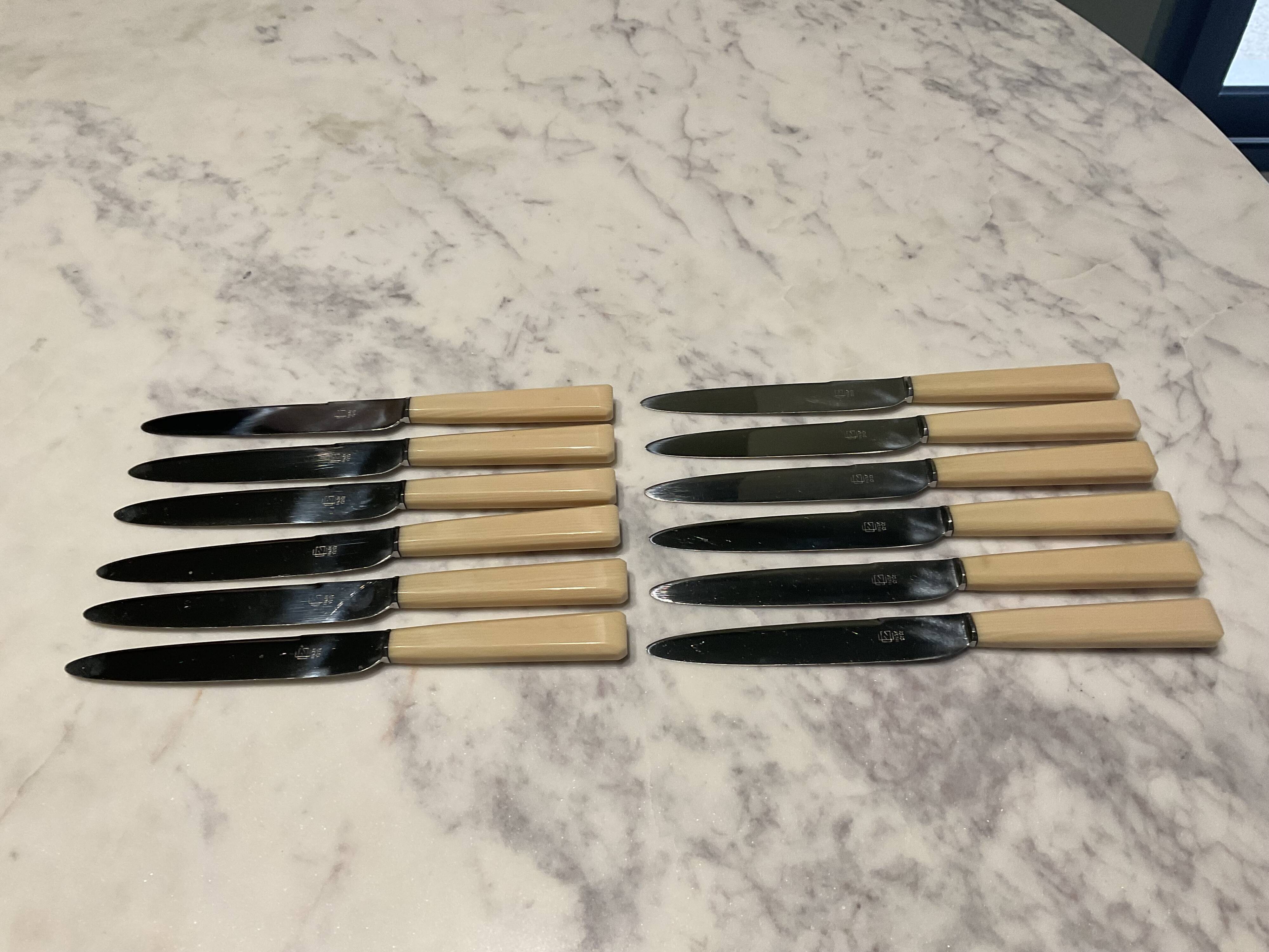 1é couteaux à fromage ou entremets . Inox et Bakélite