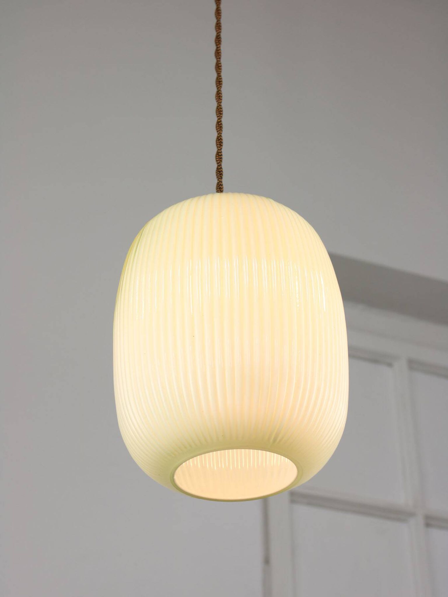 Lampe à suspension mid-century en laiton et verre, italie