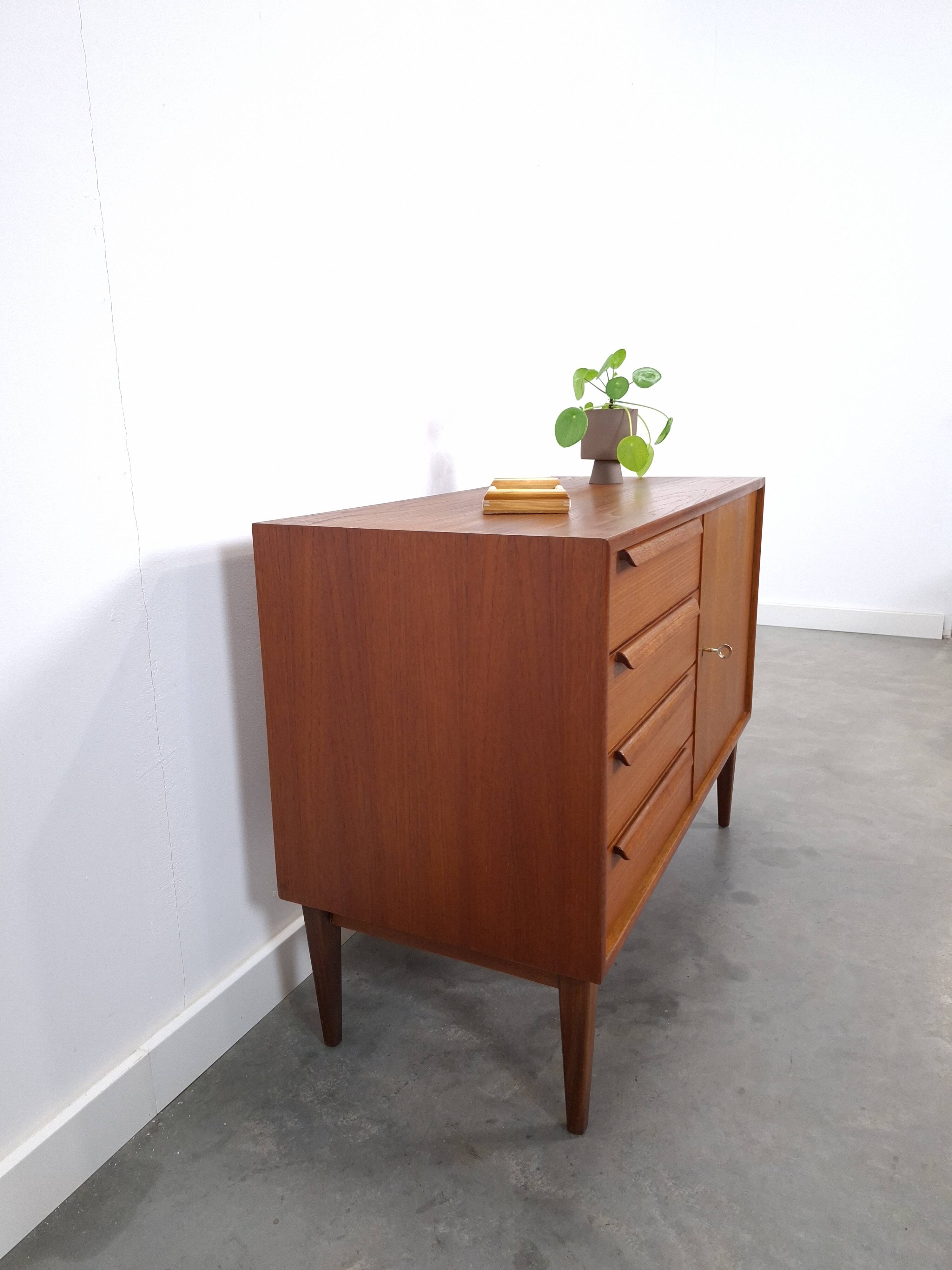 Teak sideboard met 4 lades en houten grepen, Bornhold