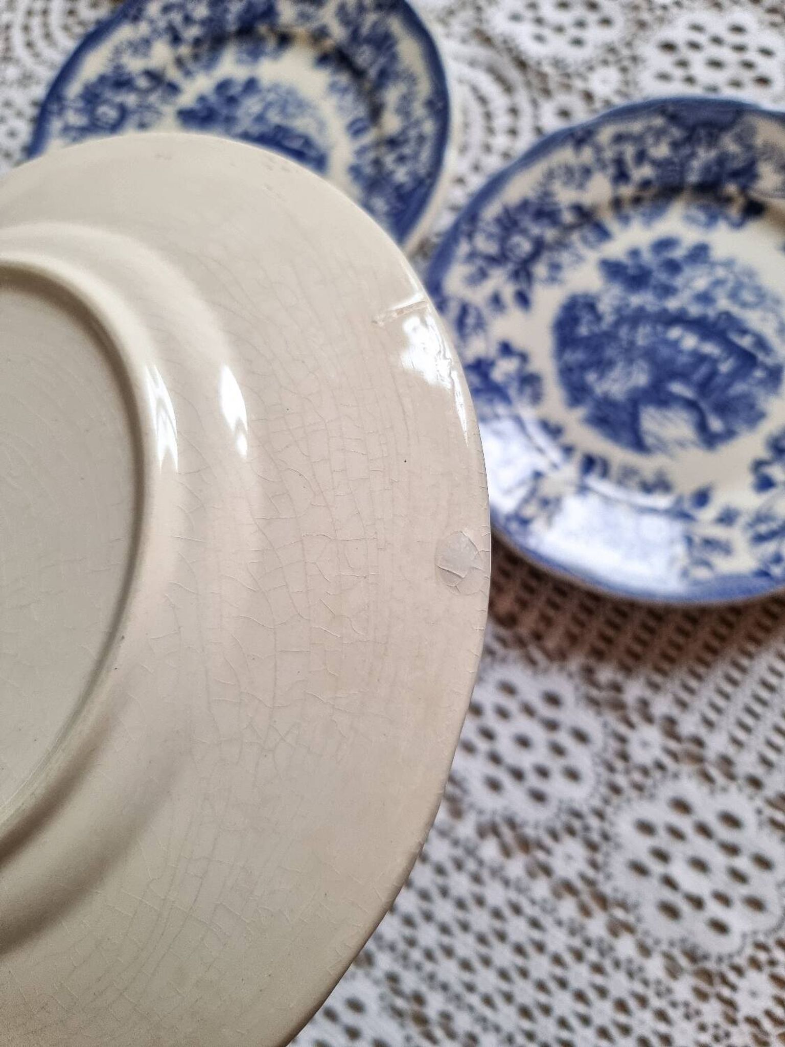 7 assiettes plates, terre de fer, Italie