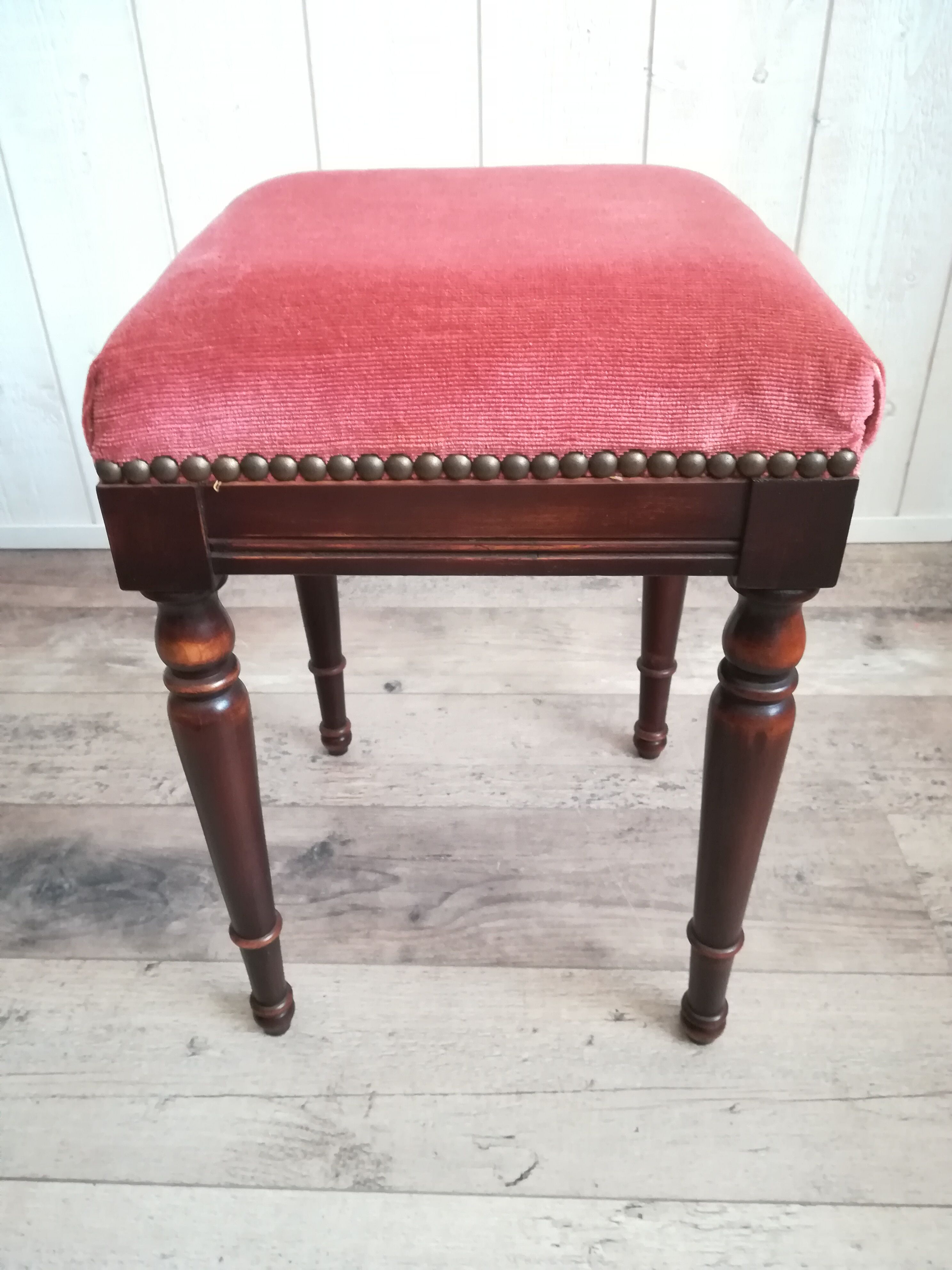 Rests pink velvet feet