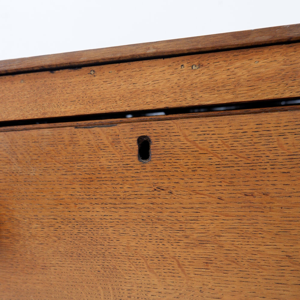 Commode rustique avec deux tiroirs et pieds sculptés - 1930