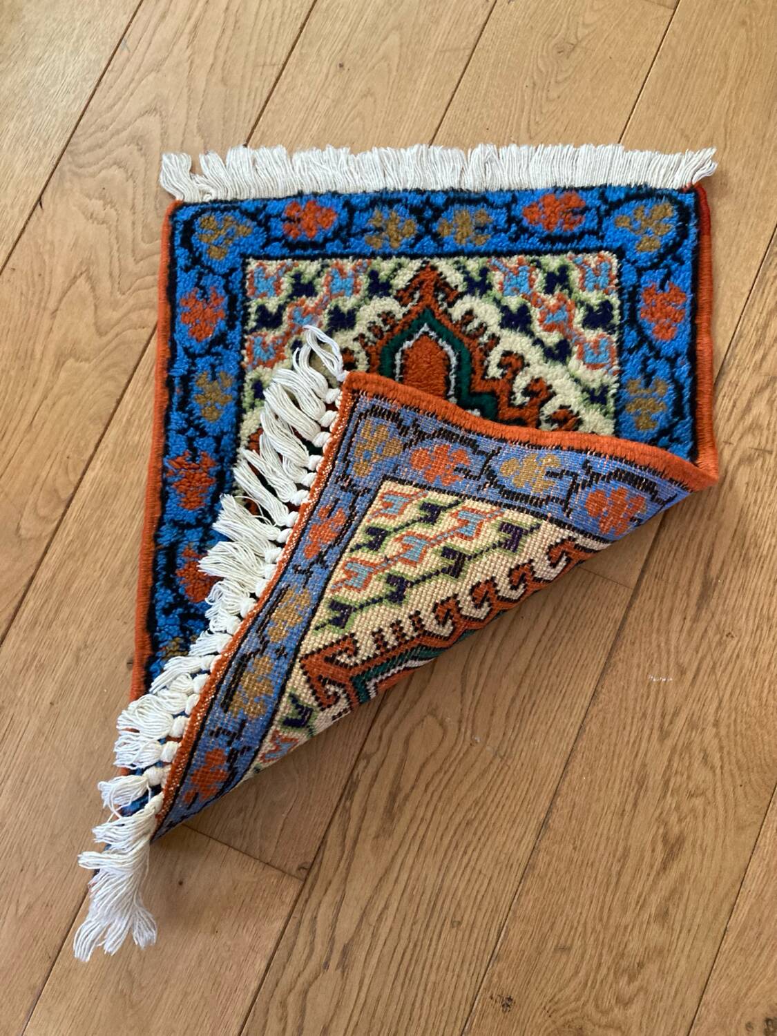 Oriental rug in hand-woven wool from the 20th century
