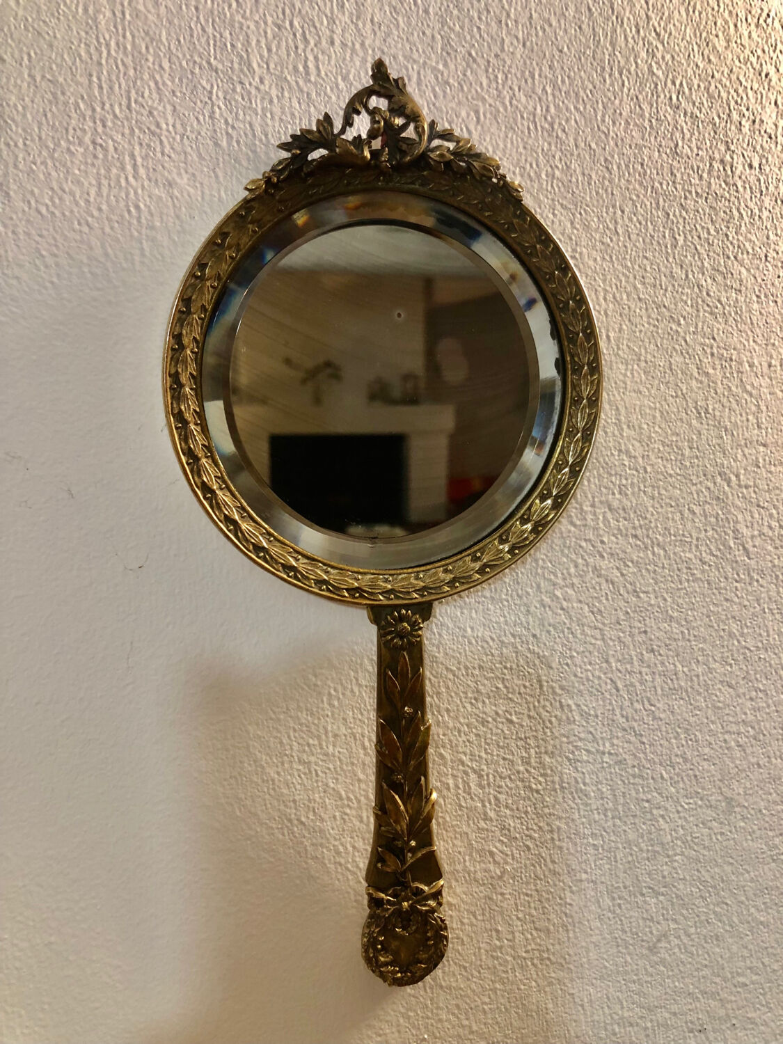 Hand mirror in gilded bronze