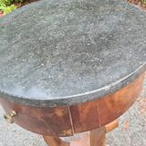 Paire de guéridons / tables de nuit en bois et marbre avec tiroirs