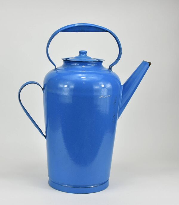 Cruche en métal émaillé bleu.