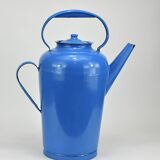 Cruche en métal émaillé bleu.