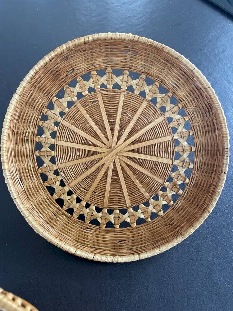 Round handmade basket in fine wicker and bamboo, diameter 19 cm.