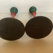 Paire de bougeoirs en fonte et bois