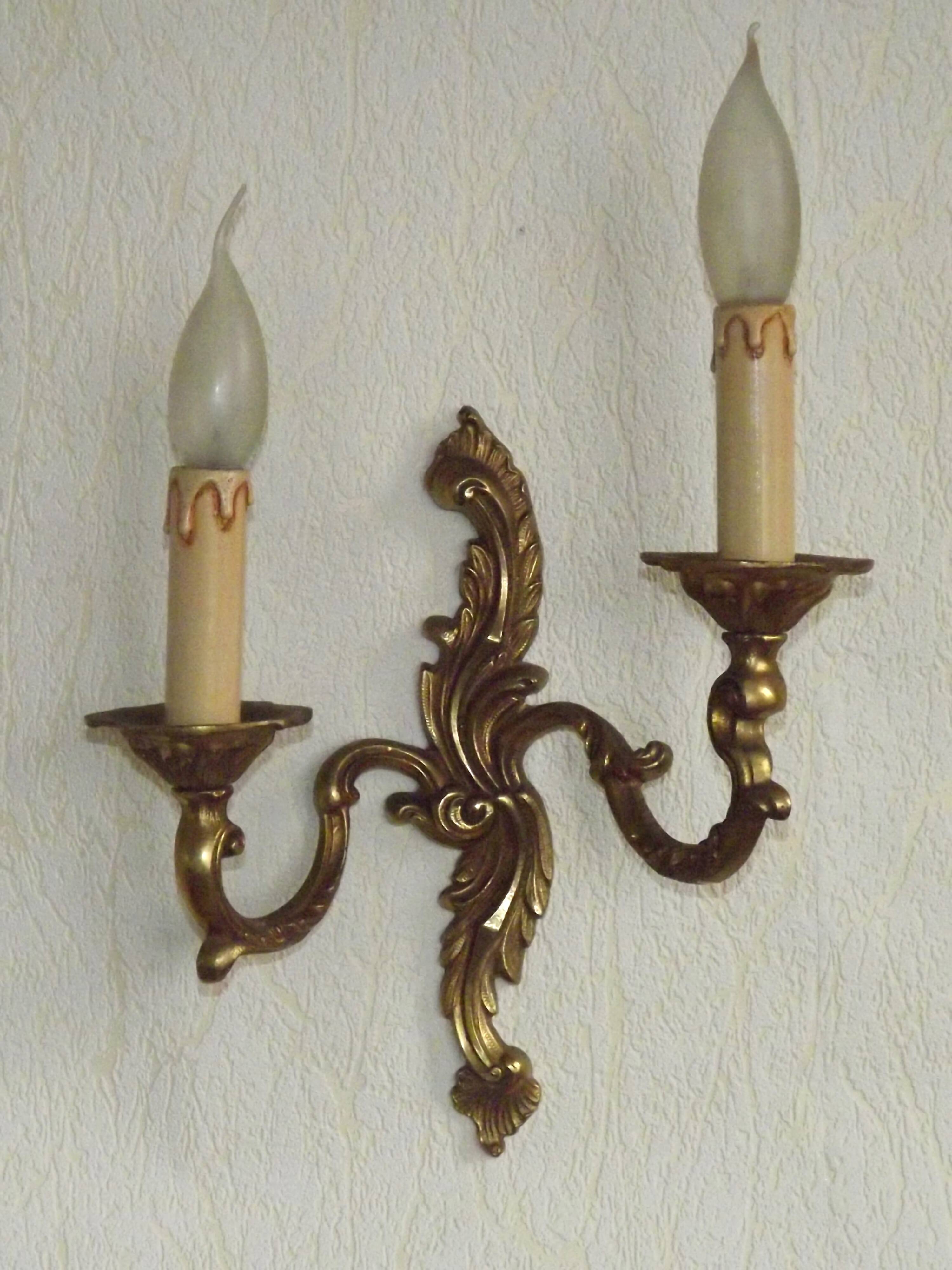 Vintage French bronze wall sconce with acanthus leaves and two light arms 51