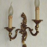 Vintage French bronze wall sconce with acanthus leaves and two light arms 51