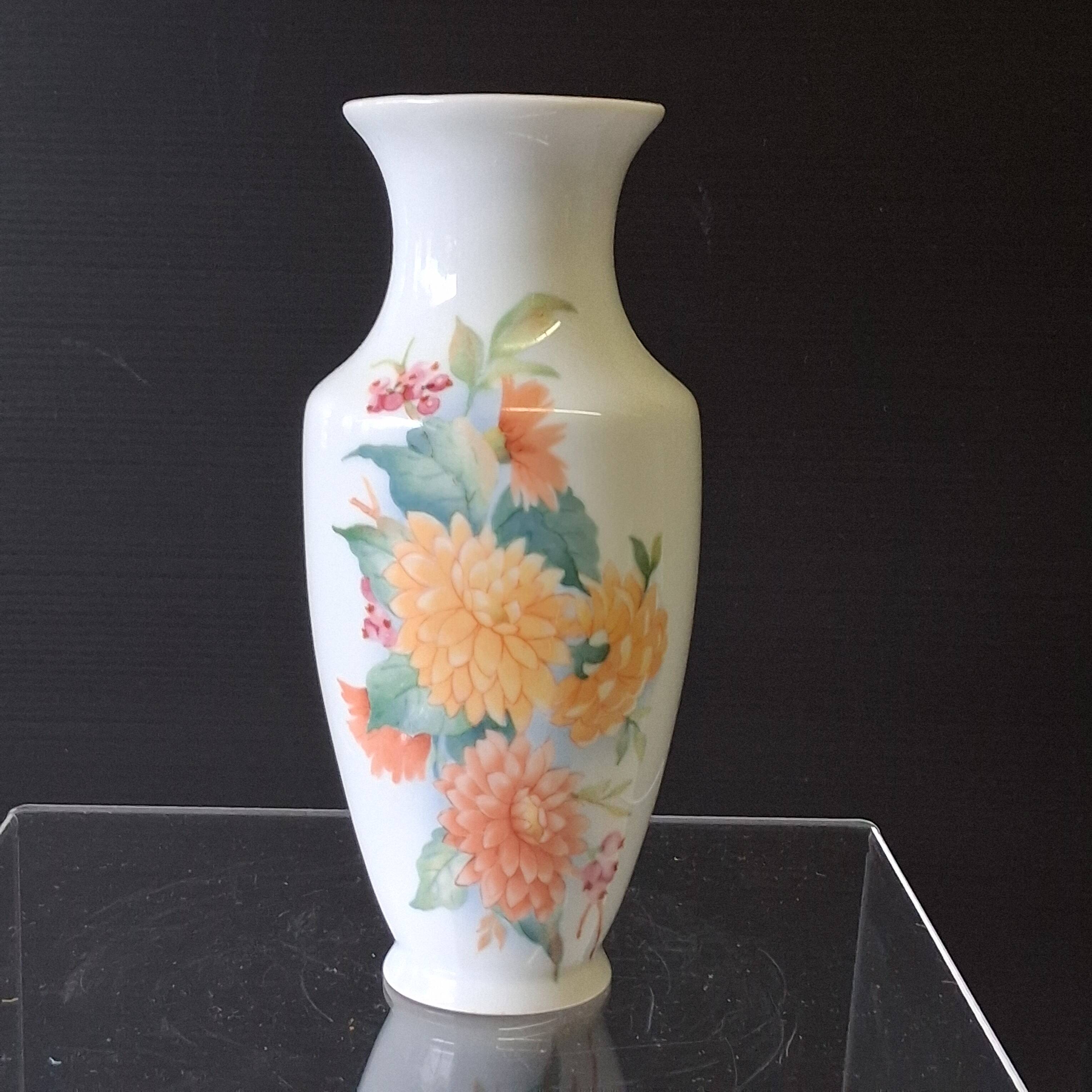 Limoges porcelain vase in very good condition.