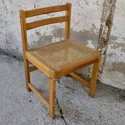 Série de 4 chaises vintage en pin assise cannage