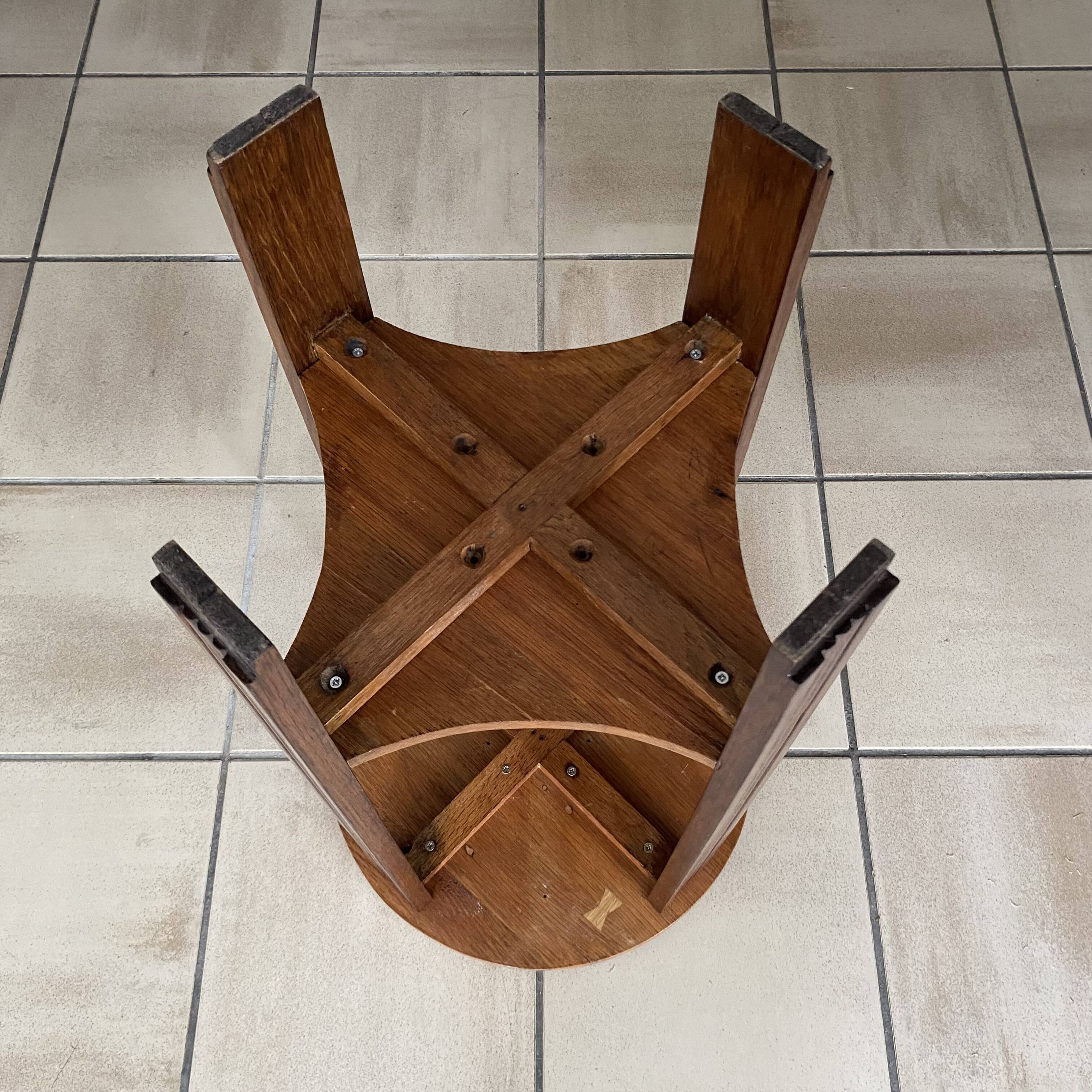 Oak guéridon D40cm, restored, moulded legs.