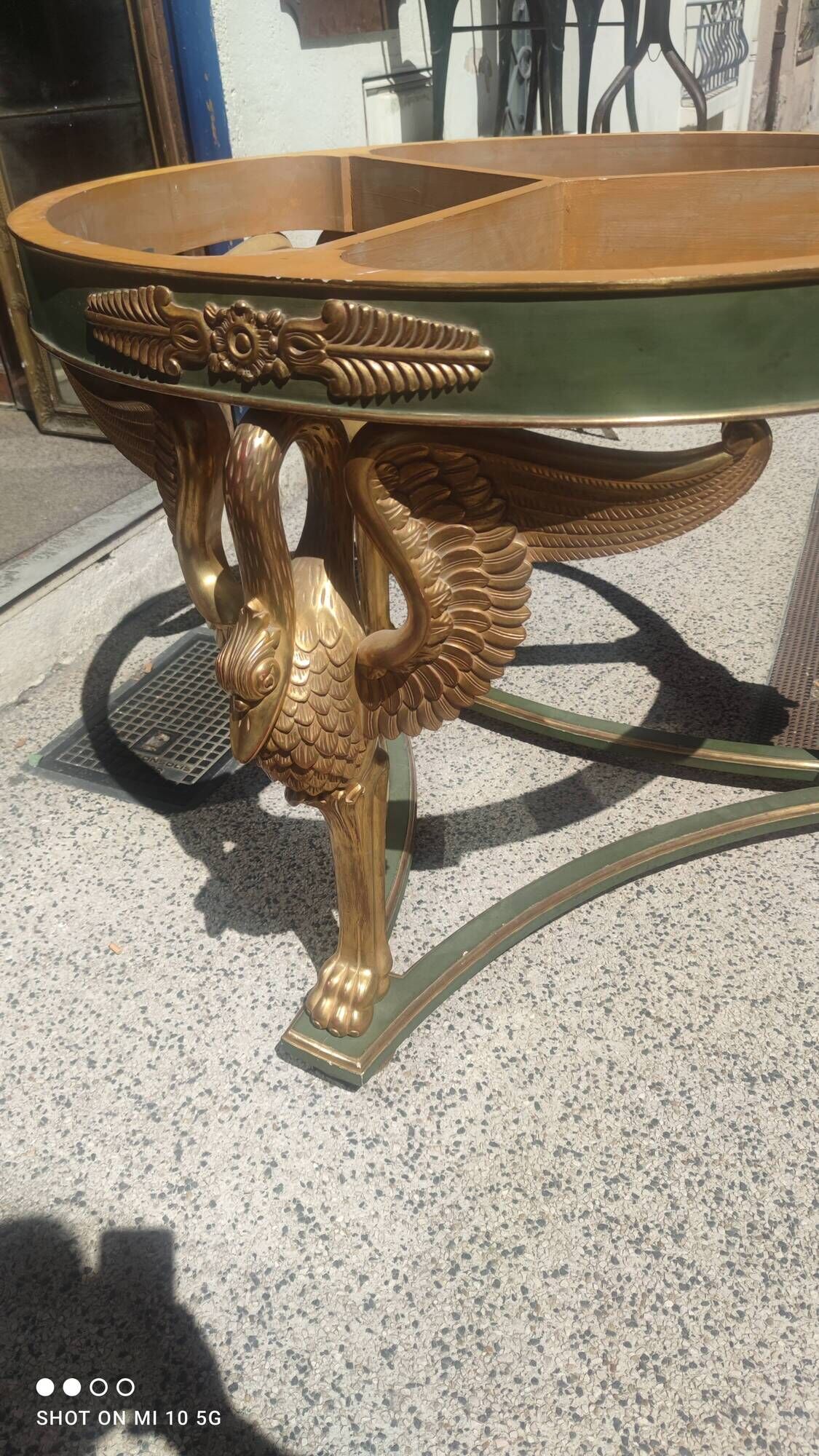 Table de milieu d'apparat en bois peint, doré et marbre carrare blanc