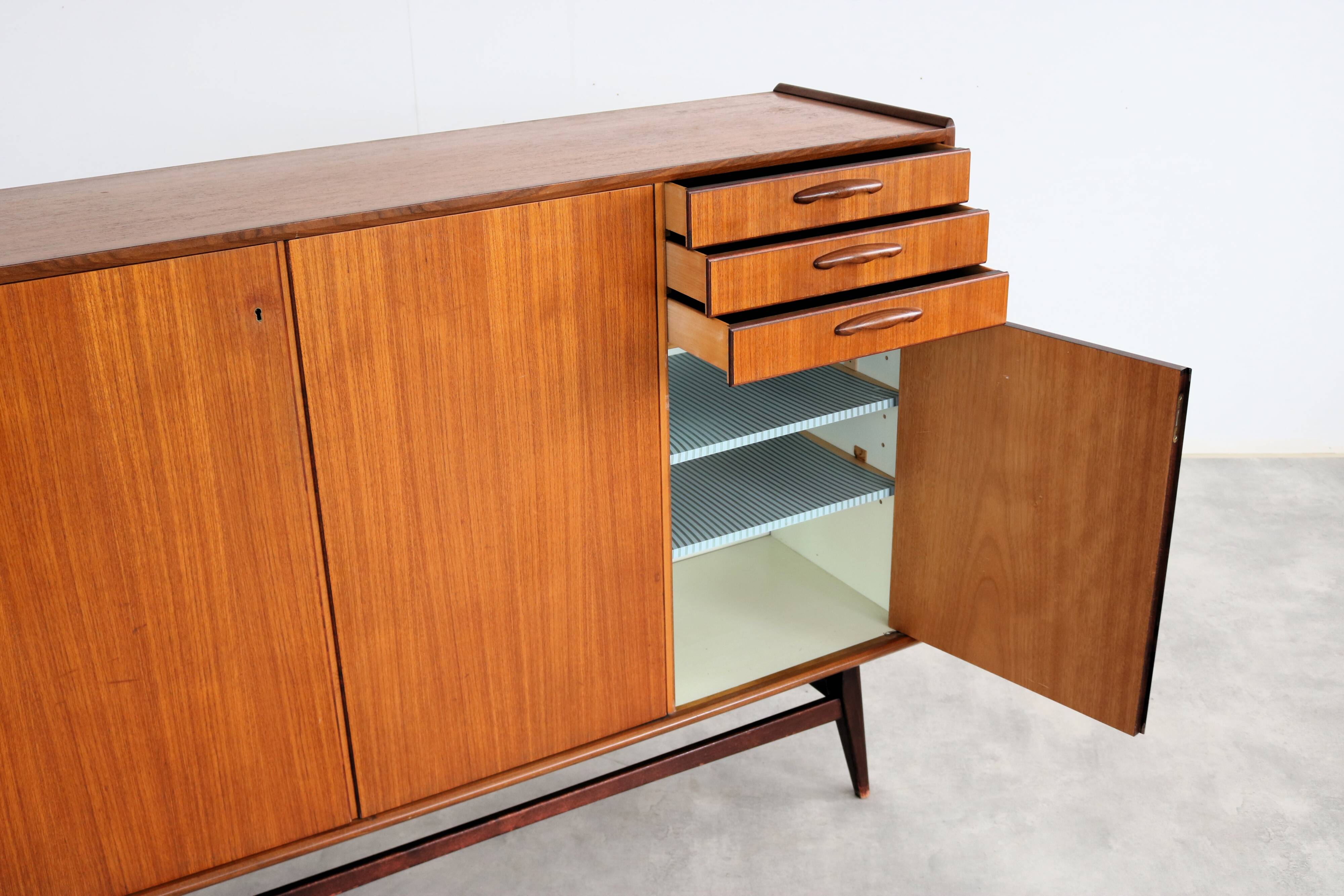 Buffet en teck, Suède années 60