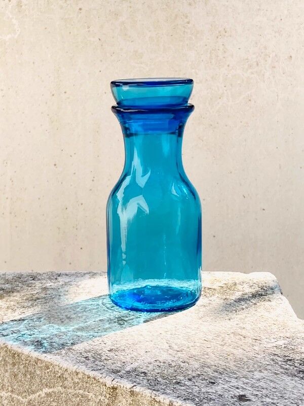 La carafe bleu en verre