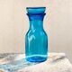 La carafe bleu en verre