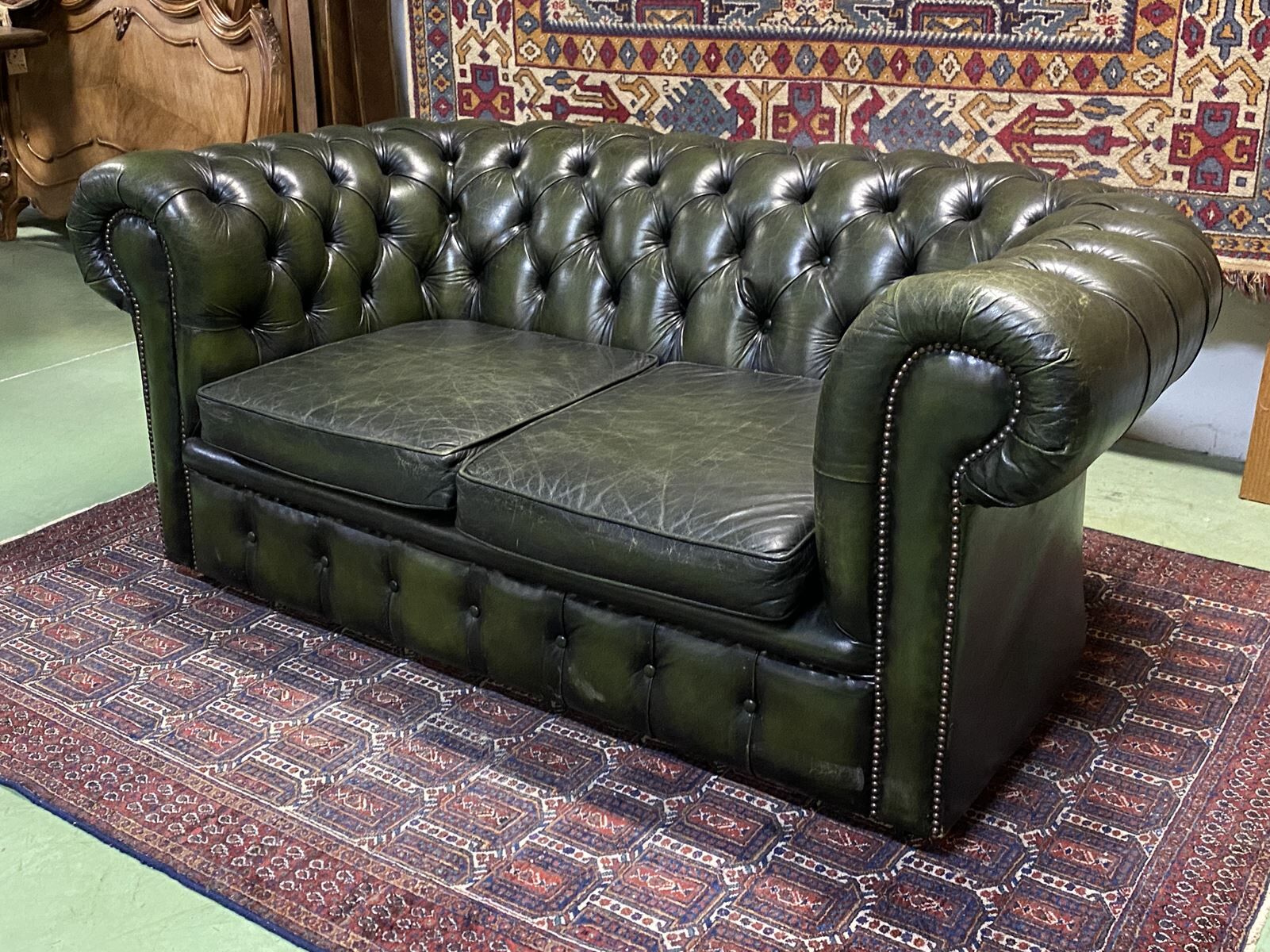 Chesterfield 2-seater green leather sofa from the 1980s
