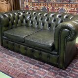 Chesterfield 2-seater green leather sofa from the 1980s
