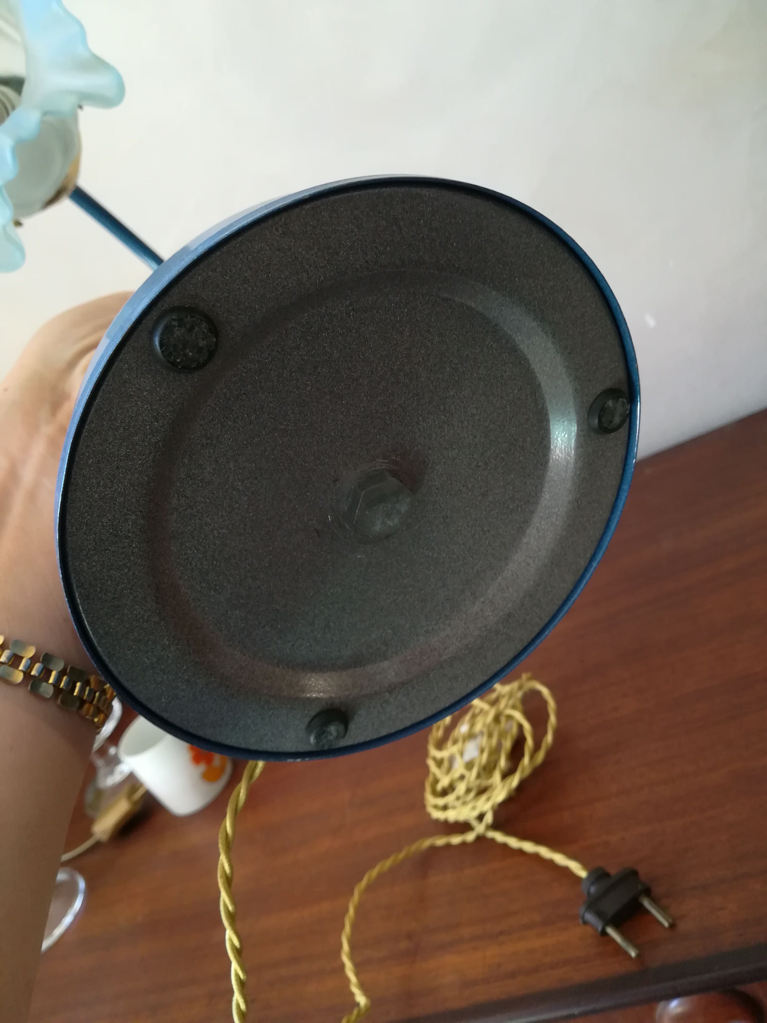 Enamelled metal swan collar lamp