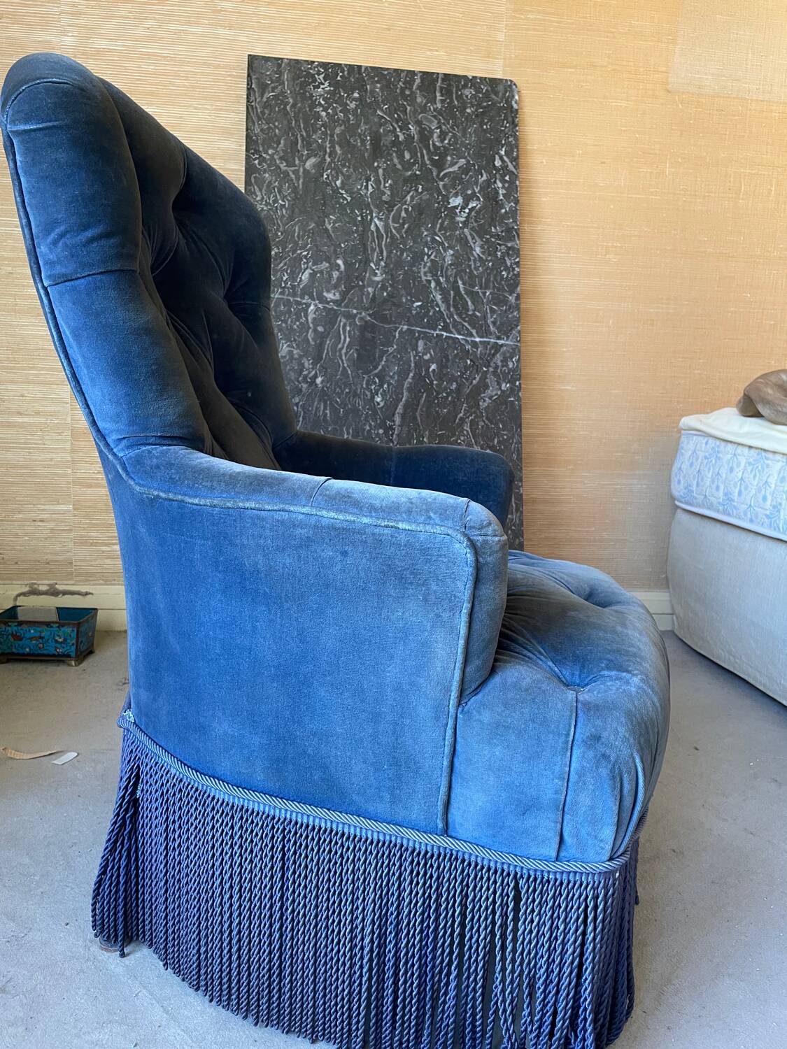 Fauteuil capitonné en velours bleu