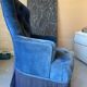 Fauteuil capitonné en velours bleu