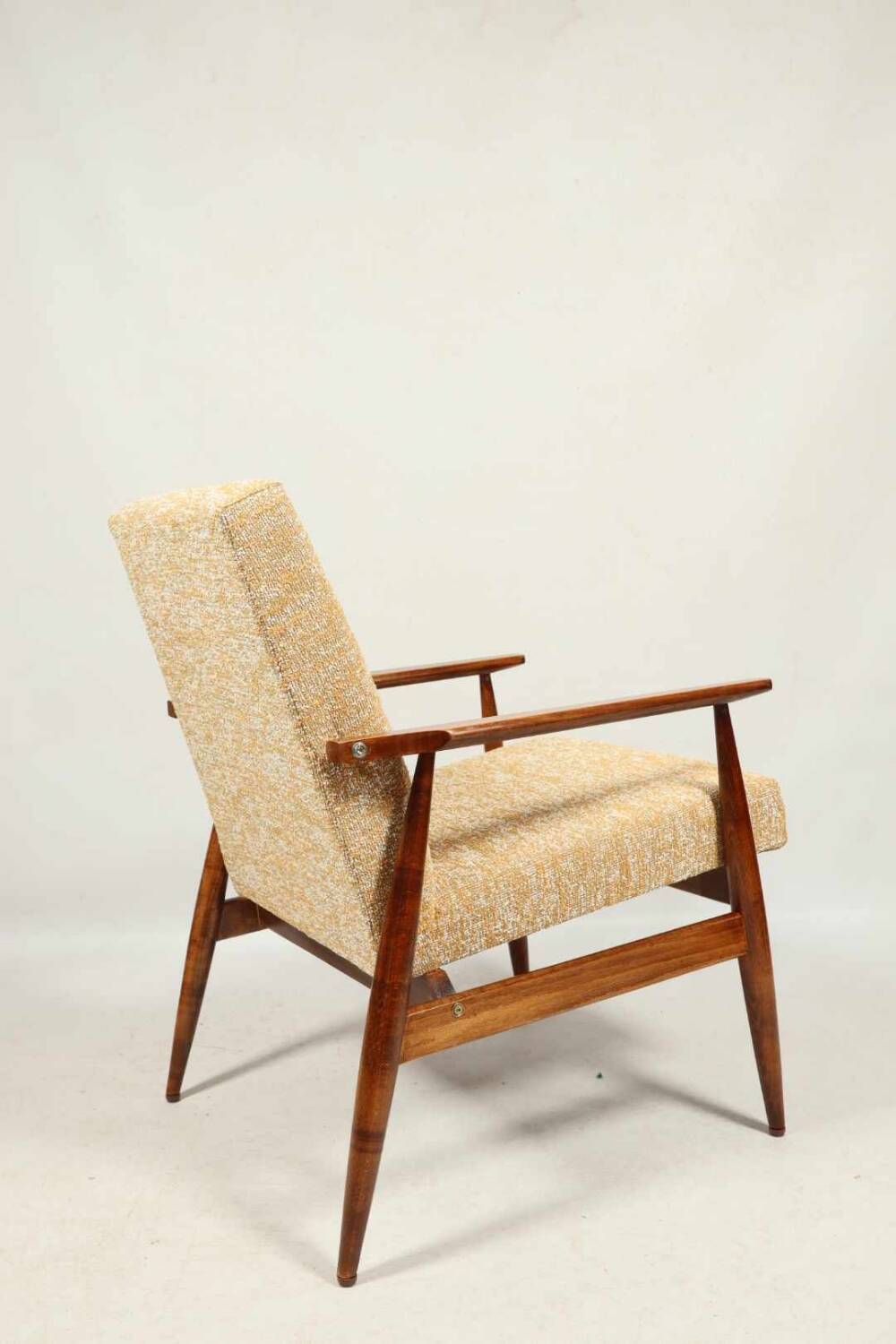 Fauteuil vintage jaune de style scandinave moderne