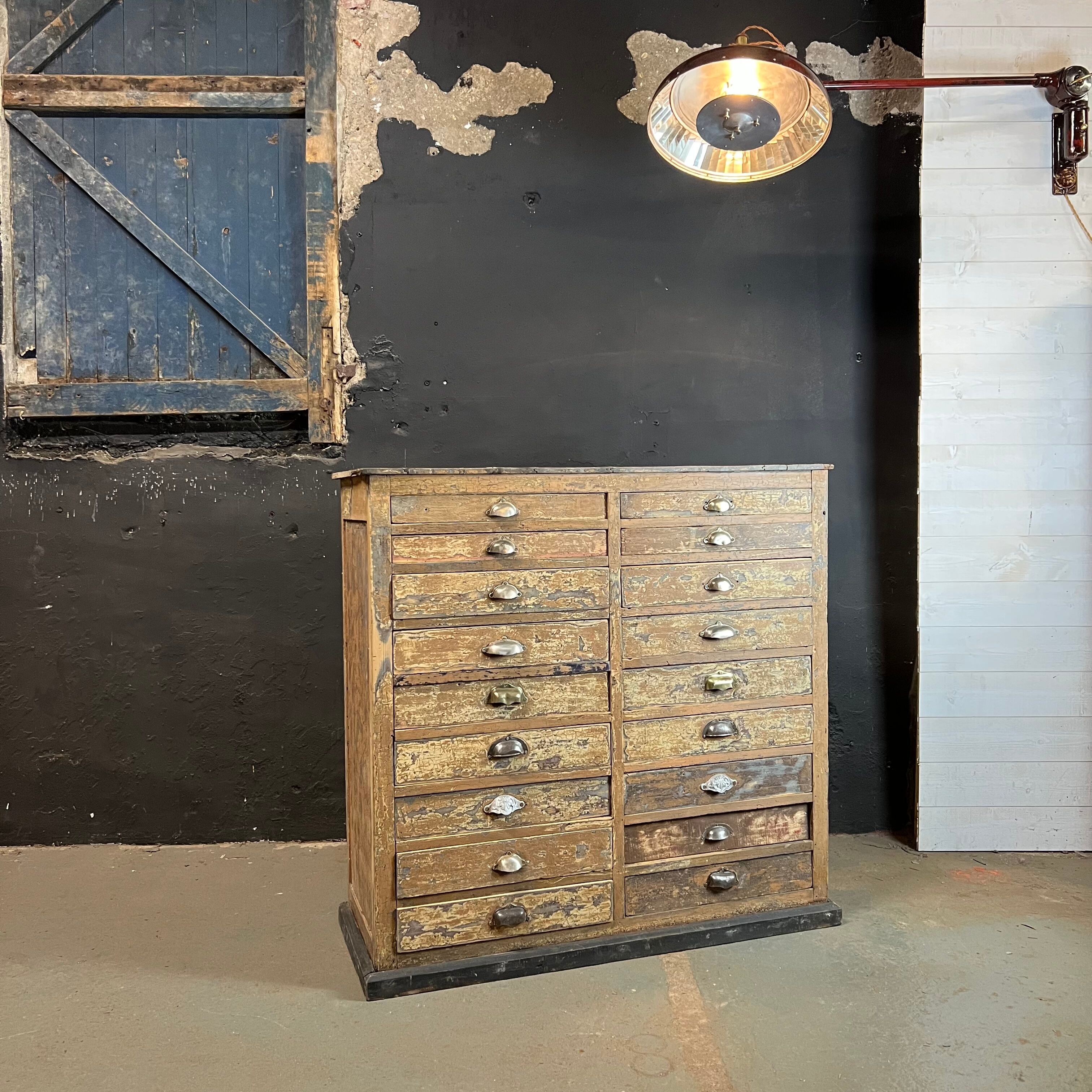 Meuble de métier de peintres à tiroirs